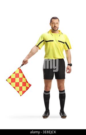 Arbitre de linesman de football tenant un drapeau isolé sur fond blanc Banque D'Images