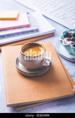 Petit café avec jogurt frais aux myrtilles à la réception, déjeuner dans un bureau Banque D'Images
