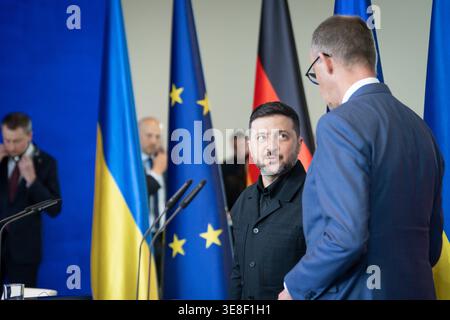 Deutsch-Ukrainischen Regierungskonsultationen im Bundeskanzleramt in Berlin Wolodymyr Selenskyj Praesidenten der Ukraine blickt zu Bundeskanzler Friedrich Merz am Ende der Pressekonferenz im Rahmen der Deutsch-Ukrainischen Regierungskonsultationen im Bundeskanzleramt in Berlin , Berlin , 14.04.2026 Berlin Deutschland *** Berlin Deutschland *** consultations intergouvernementales germano-ukrainien lors de la conférence fédérale allemande sur la chaîne de la chaîne de la Chancellz-Ukraine Banque D'Images