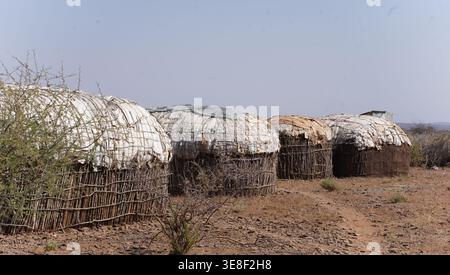 Cabanes traditionnelles Samburu manyatta dans un village rural dans le paysage aride du nord du Kenya. Banque D'Images