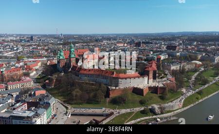 Superbe vue aérienne du château de Wawel et de la vieille ville historique de Cracovie, en Pologne, située le long de la Vistule. L'image capture des repères emblématiques. Banque D'Images