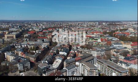 Large panorama aérien de Cracovie, en Pologne, avec un paysage urbain dense, une architecture historique, des bâtiments résidentiels, des toits et une ligne d'horizon. Banque D'Images