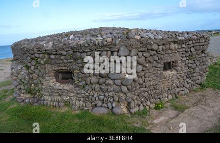 Bunker de casemates de la seconde Guerre mondiale situé sur la plage de galets de Dunster, Blue Anchor Bay, Somerset, Angleterre, Royaume-Uni Banque D'Images