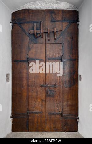 Porte dans l'église de Santae Mariae Misericordiae. Abbaye de Benedict sur la montagne, alias Abbaye de Norcia. Norcia, Pérouse, Italie Banque D'Images
