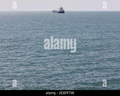 Vue aérienne d'un grand cargo naviguant sur les eaux bleues calmes de l'océan Atlantique sous un ciel clair Lisbonne, Lisbonne, Portugal. Banque D'Images