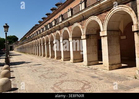 Les arcades bordant la place Saint-Antoine à Aranjuez, Espagne Banque D'Images