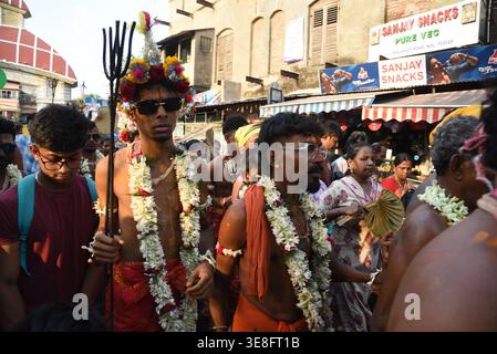 Kolkata, Inde. 13 avril 2026. Des dévots hindous prenant part à une procession religieuse sur le festival Gajan à Kolkata. Le festival, dédié au Seigneur Shiva, est marqué par des pratiques de dévotion intenses et des rituels de feu traditionnels. Le 13 avril 2026 à Kolkata, Inde. (Photo de Dipa Chakraborty/ crédit : Eyepix Group/Alamy Live News Banque D'Images