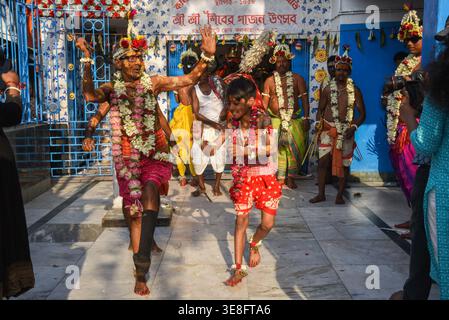 Kolkata, Inde. 13 avril 2026. Des dévots hindous prenant part à une procession religieuse sur le festival Gajan à Kolkata. Le festival, dédié au Seigneur Shiva, est marqué par des pratiques de dévotion intenses et des rituels de feu traditionnels. Le 13 avril 2026 à Kolkata, Inde. (Photo de Dipa Chakraborty/ crédit : Eyepix Group/Alamy Live News Banque D'Images