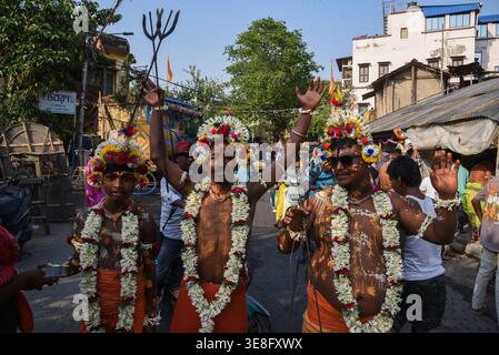 Des dévots hindous prenant part à une procession religieuse sur le festival Gajan à Kolkata. Le festival, dédié au Seigneur Shiva, est marqué par des pratiques de dévotion intenses et des rituels de feu traditionnels. Le 13 avril 2026 à Kolkata, Inde. (Crédit image : © Dipa Chakraborty/eyepix via ZUMA Press Wire) USAGE ÉDITORIAL SEULEMENT ! Non destiné à UN USAGE commercial ! Banque D'Images