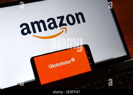 Logo Amazon sur un écran d'ordinateur portable et logo Globalstar sur un smartphone, symbolisant la fusion d'entreprise le 14 avril 2026 à Prague, en République tchèque. Banque D'Images
