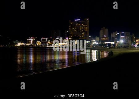Les tours d'hôtel et les bâtiments commerciaux brillent sur la plage d'Ilsan la nuit, réfléchissant sur l'eau calme le long du rivage urbain d'Ulsan. Banque D'Images