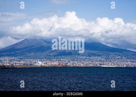 Mont Vésuve couvert de nuages au-dessus de la côte et de la mer de Naples Banque D'Images