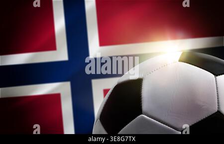 Gros plan de ballon de football avec un soleil éclatant contre un drapeau norvégien flou, symbolisant le sport et la fierté nationale. Banque D'Images