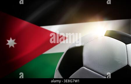Gros plan de ballon de football avec le drapeau de Jordan en arrière-plan et une lumière éclatante, exprimant l'esprit de compétition et le symbolisme national. Banque D'Images