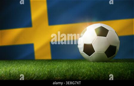 Un ballon de football sur une herbe luxuriante avec le drapeau suédois en arrière-plan, légèrement flou, illuminé de reflets chauds et de faible profondeur de champ. Banque D'Images