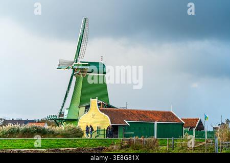 Moulin à vent maisons de ferme vertes dans le village néerlandais. Holland Zaandam district. Zaanse Schans, pays-Bas - 27 octobre 2025 Banque D'Images