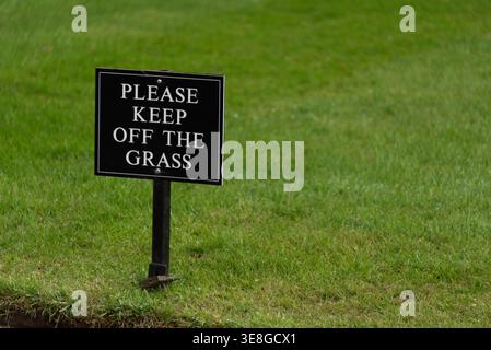 Un panneau disant S'il vous plaît garder hors de l'herbe avec l'herbe verte en arrière-plan, Oxford, Royaume-Uni Banque D'Images