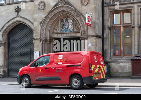 Une petite camionnette Royal mail garée devant la succursale de St Aldates Post Office dans le centre d'Oxford, au Royaume-Uni Banque D'Images