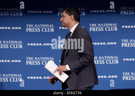 Washington, États-Unis. 14 avril 2026. Le représentant AMÉRICAIN Ro Khanna (d-CA) prononce des remarques sur la déposition de l'ancien procureur général Bondi, sa pertinence par rapport à ce que le public sait des dossiers Epstein, et comment les crimes commis par Jeffrey Epstein et Ghislaine Maxwell sont liés aux problèmes des États-Unis lors d'une discussion, aujourd'hui le 14 avril 2026 au National Press Club à Washington DC, États-Unis. (Lenin Nolly/Sipa USA) crédit : Sipa USA/Alamy Live News Banque D'Images