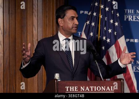 Washington, États-Unis. 14 avril 2026. Le représentant AMÉRICAIN Ro Khanna (d-CA) prononce des remarques sur la déposition de l'ancien procureur général Bondi, sa pertinence par rapport à ce que le public sait des dossiers Epstein, et comment les crimes commis par Jeffrey Epstein et Ghislaine Maxwell sont liés aux problèmes des États-Unis lors d'une discussion, aujourd'hui le 14 avril 2026 au National Press Club à Washington DC, États-Unis. (Lenin Nolly/Sipa USA) crédit : Sipa USA/Alamy Live News Banque D'Images