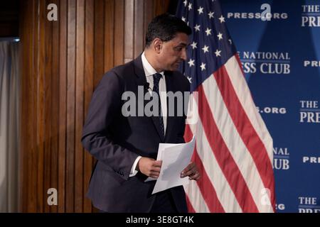 Washington, États-Unis. 14 avril 2026. Le représentant AMÉRICAIN Ro Khanna (d-CA) prononce des remarques sur la déposition de l'ancien procureur général Bondi, sa pertinence par rapport à ce que le public sait des dossiers Epstein, et comment les crimes commis par Jeffrey Epstein et Ghislaine Maxwell sont liés aux problèmes des États-Unis lors d'une discussion, aujourd'hui le 14 avril 2026 au National Press Club à Washington DC, États-Unis. (Lenin Nolly/Sipa USA) crédit : Sipa USA/Alamy Live News Banque D'Images