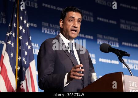 Washington, États-Unis. 14 avril 2026. Le représentant AMÉRICAIN Ro Khanna (d-CA) prononce des remarques sur la déposition de l'ancien procureur général Bondi, sa pertinence par rapport à ce que le public sait des dossiers Epstein, et comment les crimes commis par Jeffrey Epstein et Ghislaine Maxwell sont liés aux problèmes des États-Unis lors d'une discussion, aujourd'hui le 14 avril 2026 au National Press Club à Washington DC, États-Unis. (Lenin Nolly/Sipa USA) crédit : Sipa USA/Alamy Live News Banque D'Images