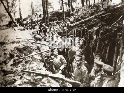 Une tranchée de forêt russe lors de la bataille de Sarikamish, entre les empires russe et ottoman pendant la première Guerre mondiale pendant la campagne du Caucase. 1914-1915. Banque D'Images