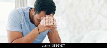 Homme avec les mains serrées, profond dans la pensée dans une salle bien éclairée pendant la journée Banque D'Images