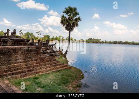 Vue panoramique de Srah Srang à Angkor, Cambodge, avec un couple de détente près de l'eau, profitant d'un paysage tropical paisible, idéal pour voyager, romantisme Banque D'Images