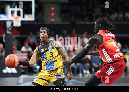 Stefan Smith (MHP Riesen Ludwigsburg, #03) avec Wenyen Gabriel (FC Bayern Basketball, #32), GER, FC Bayern Basketball v. MHP Riesen Ludwigsburg, Basketball, easycredit Basketball Bundesliga [Bundesliga], 13e Round, saison 2025/2026, 14 avril 2026, Pho Banque D'Images