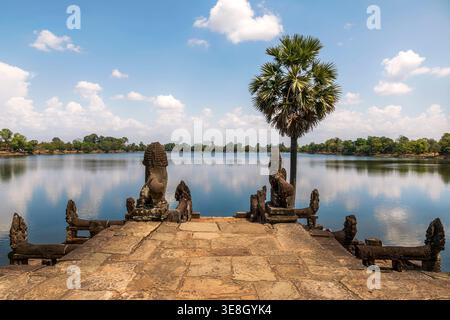 Vue panoramique de Srah Srang à Angkor, Cambodge, avec une eau calme et un paysage tropical, idéal pour les voyages, la détente, la méditation et le patrimoine culturel Banque D'Images
