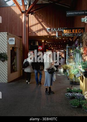 Les visiteurs parcourent les boutiques et les étals de fleurs à l'intérieur du marché Balti Jaam dans le district de Kalamaja, Tallinn, Estonie, au printemps Banque D'Images