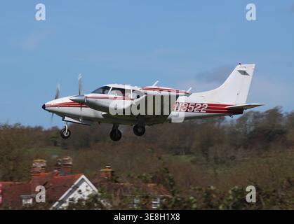 Un Piper PA-30 Twin Comanche arrivant à l'aéroport de Brighton City Banque D'Images