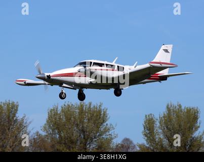 Un Piper PA-30 Twin Comanche arrivant à l'aéroport de Brighton City Banque D'Images
