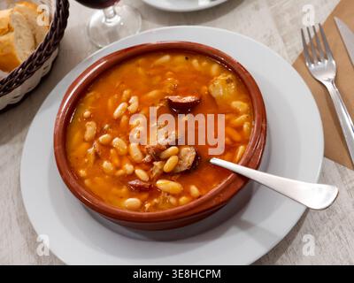 Fabada asturiana servi dans une assiette brune Banque D'Images