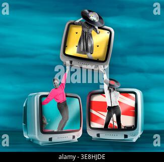 Affiche créative avec de vieux téléviseurs et des femmes sur fond de couleur Banque D'Images
