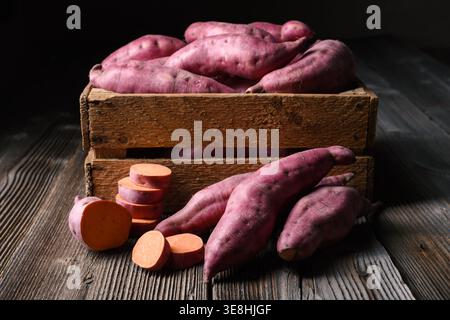 Patate douce avec rondelles tranchées dans une boîte en bois. Ingrédients alimentaires végétaux sains Banque D'Images