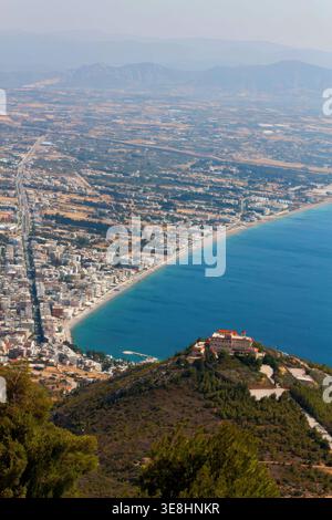 Vue aérienne de la ville de Loutraki et de la côte depuis le monastère Saint Patapios, Grèce Banque D'Images