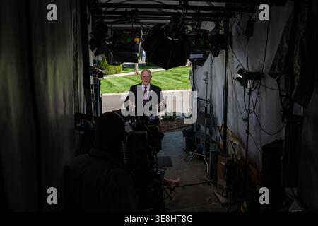 Le tsar de la frontière de la Maison Blanche Tom Homan parle aux médias devant l'aile ouest de la Maison Blanche à Washington, DC, USA, le mardi 14 avril, 2026. crédit : CNP / AdMedia Banque D'Images