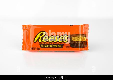 Tasses de beurre d'arachide Reese sur fond blanc - pays de Galles, Royaume-Uni - 07 février 2026 Banque D'Images