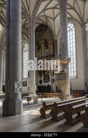 Intérieur de l'église paroissiale de la fabrique Georg dans la vieille ville de Noerdlingen avec l'orgue latéral de 1544, à droite une chaire de pierre de 1499, Donau- Banque D'Images
