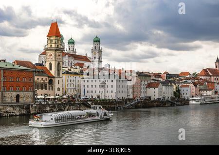Passau, Allemagne - 21 juillet 2023 : vue panoramique de Passau. Horizon aérien de la vieille ville avec un beau reflet dans le Danube, Bavière, Allemagne Banque D'Images