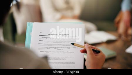 Personne, mains ou avocat avec document pour l'accord de divorce ou la conformité légale à la maison. Avocat, documents et formulaire de demande avec négociation pour Banque D'Images
