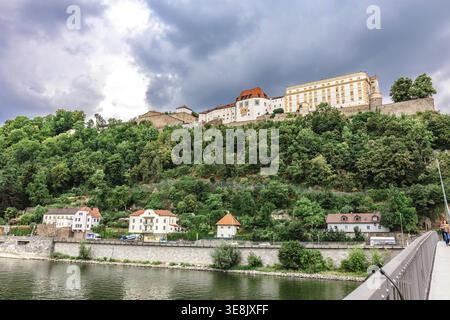 Passau, Allemagne - 21 juillet 2023 : vue panoramique du château Veste Oberhaus sur le Danube. Forteresse antique à Passau, Basse-Bavière, Allemagne Banque D'Images