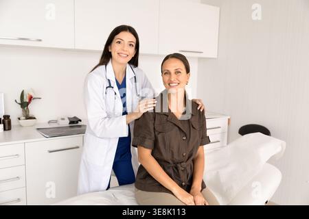 Portrait d'une femme médecin souriante et d'un patient regardant la caméra Banque D'Images