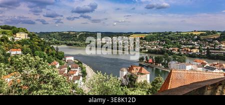 Vue panoramique sur Passau. Horizon aérien de la vieille ville du château de Veste Oberhaus . Confluence de trois rivières Danube, Inn, Ilz, Bavière, Allemagne Banque D'Images