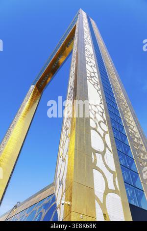 Dubaï, Émirats arabes Unis - 9 décembre 2024 : cadre photo Dubaï. Plus grand cadre doré pour les photos. Les gens marchant devant le monument architectural et l'observation haute déc Banque D'Images