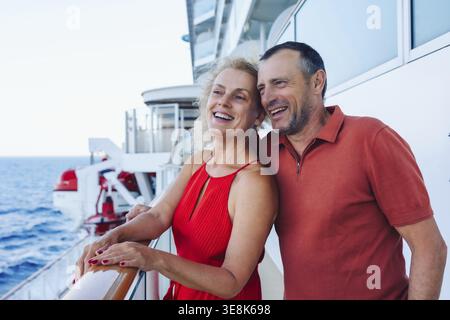 Couple amoureux sur bateau de croisière. Homme et femme amoureux appréciant leurs vacances romantiques. Banque D'Images
