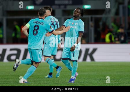 9 avril 2026 ; Stadio Renato Dall Ara, Bologne, Italie, UEFA Europa League Football, Bologne contre Aston Villa ; Jonathan Rowe du Bologna FC célèbre avec son coéquipier Remo Freuler du Bologna FC après avoir marqué le but de 1-2 Banque D'Images