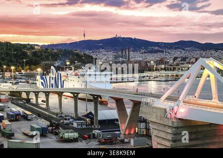 Barcelone, Espagne - 1 décembre 2023 : vue panoramique du port de Barcelone sur la côte méditerranéenne Banque D'Images